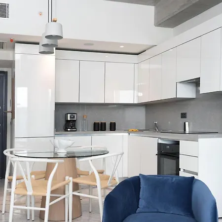 Apartment Queen By A *