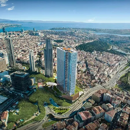 Queen By A İstanbul